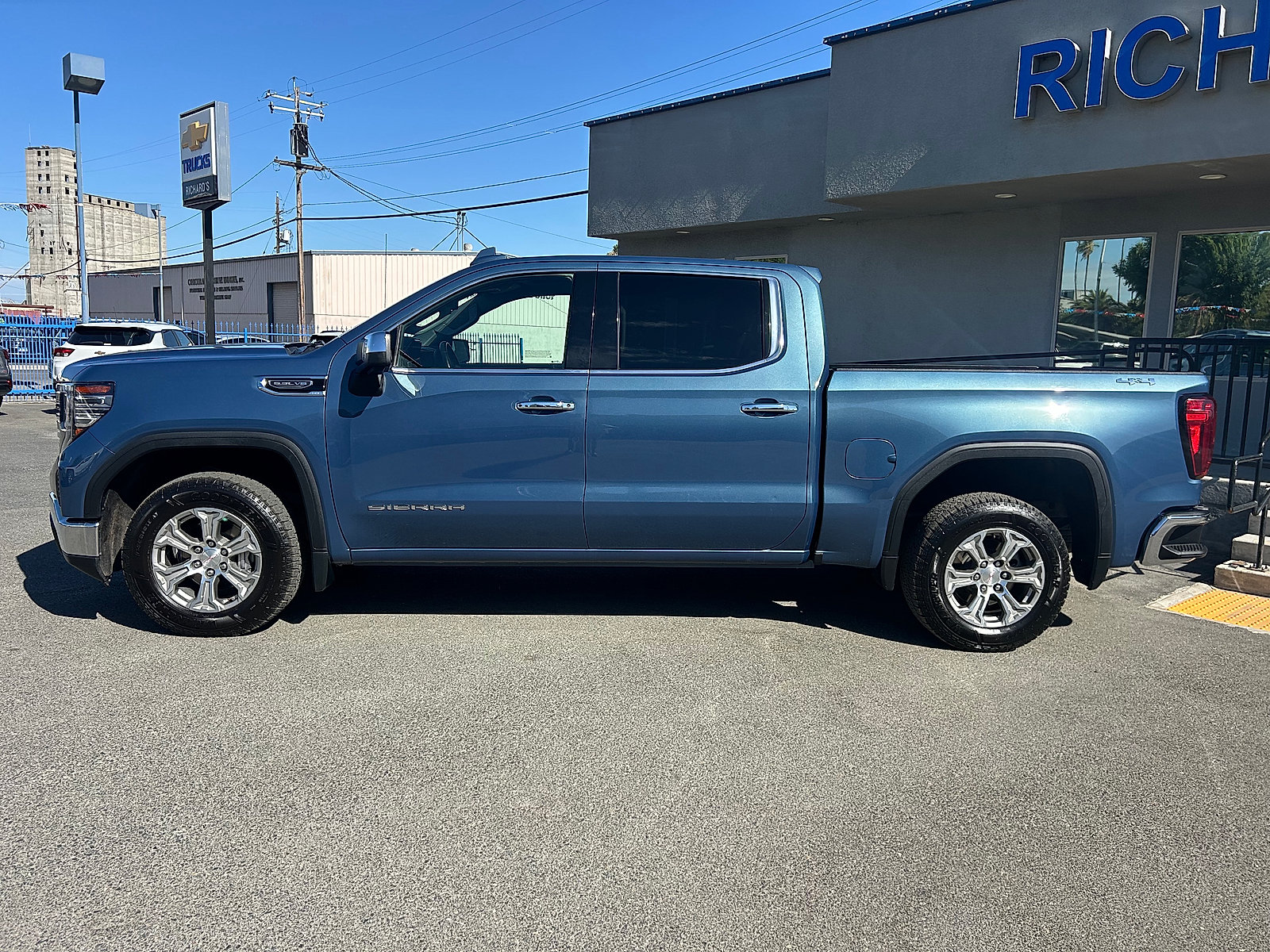 Used 2024 GMC Sierra 1500 SLT AWD/4WD image 6