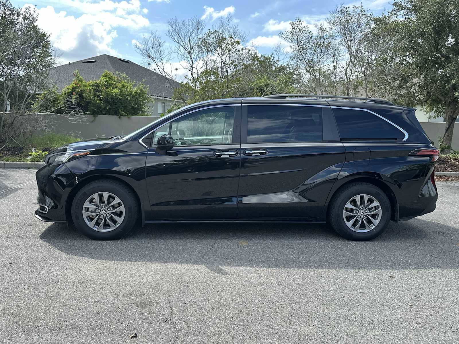 Used 2022 Toyota Sienna XLE FWD image 11