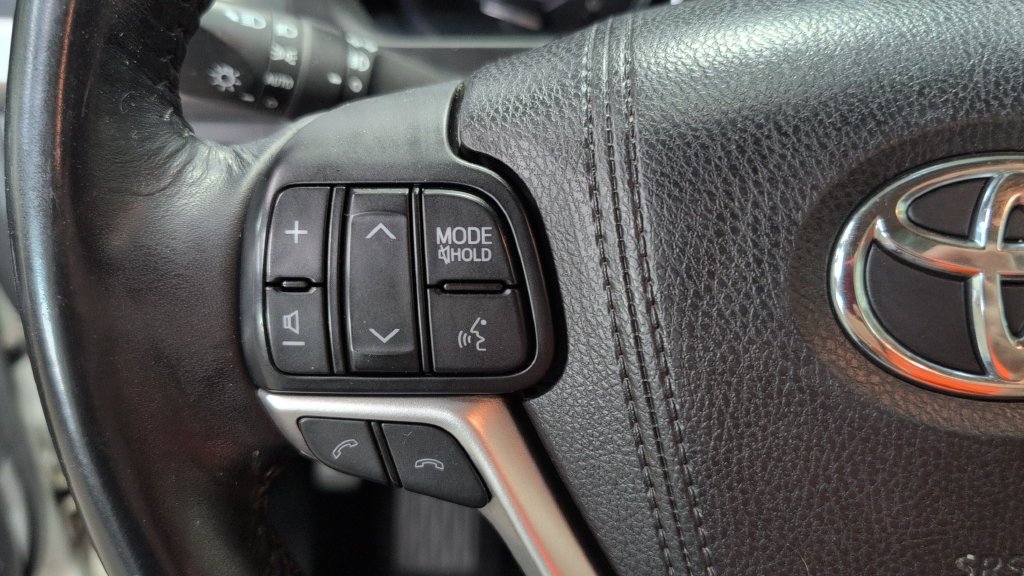 Used 2017 Toyota Highlander SE AWD/4WD image 10