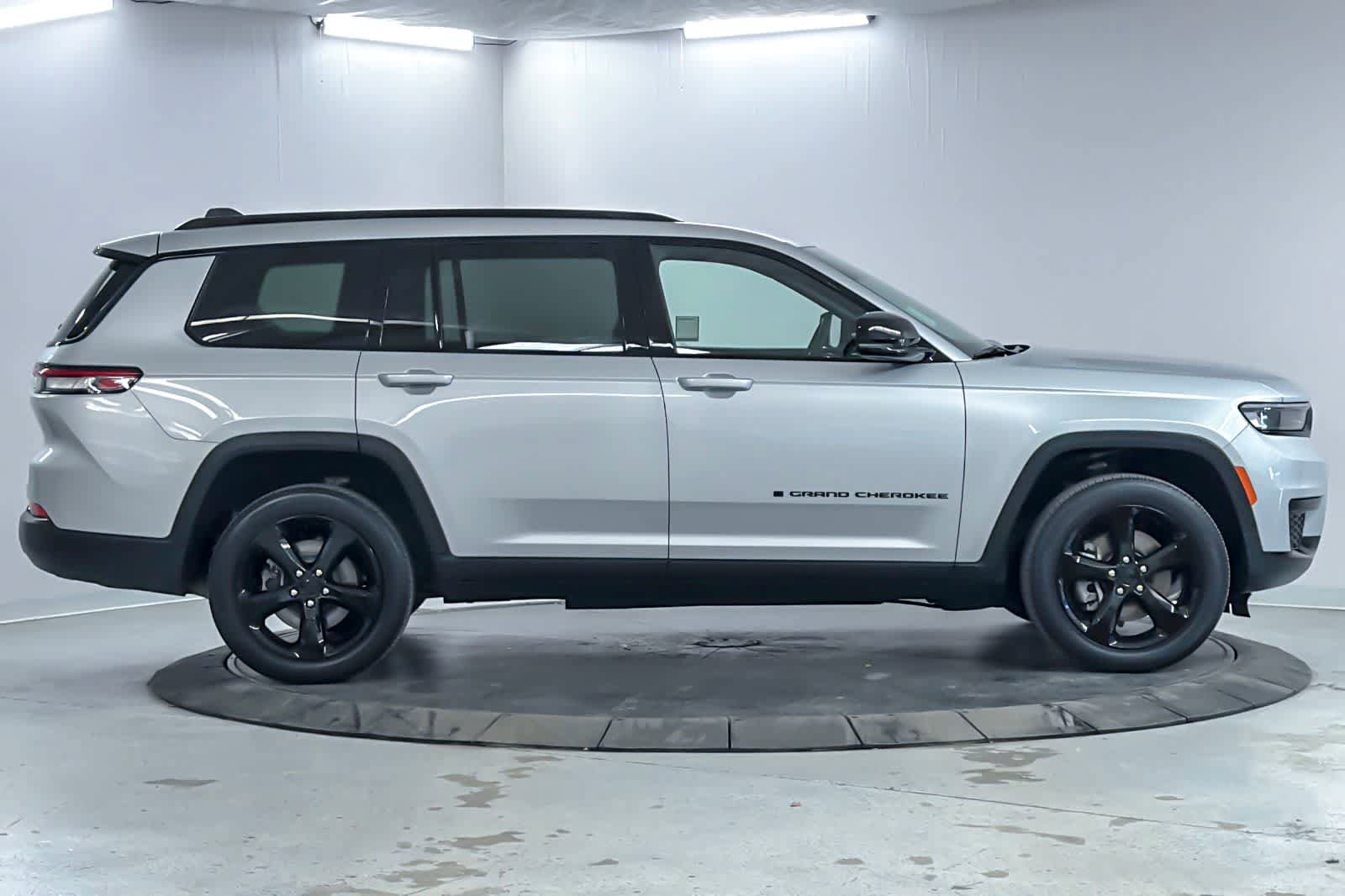 Used 2023 Jeep Grand Cherokee L Laredo AWD/4WD image 8