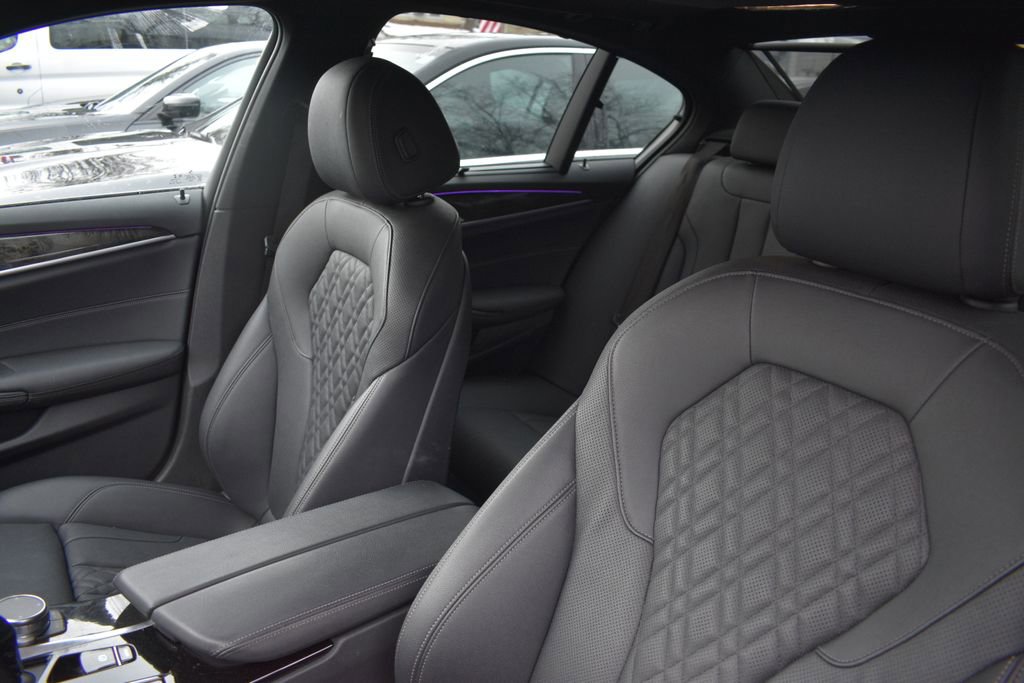 Used 2023 BMW 530e xDrive w/ Executive Package image 9