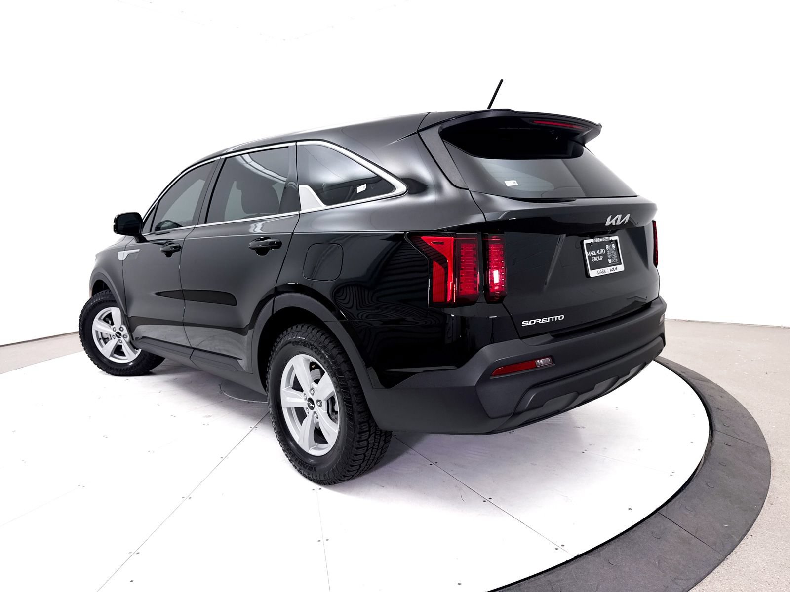 Certified 2023 Kia Sorento LX FWD image 2