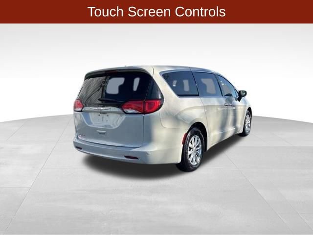 Used 2017 Chrysler Pacifica Touring w/ Tire & Wheel Group FWD image 7