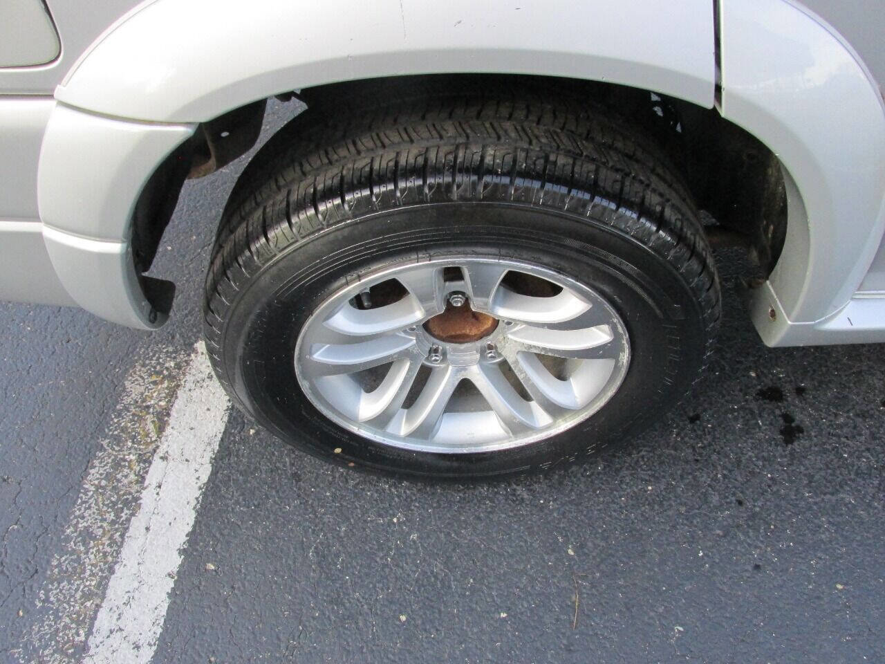 Used 2005 Suzuki XL7 LX image 36