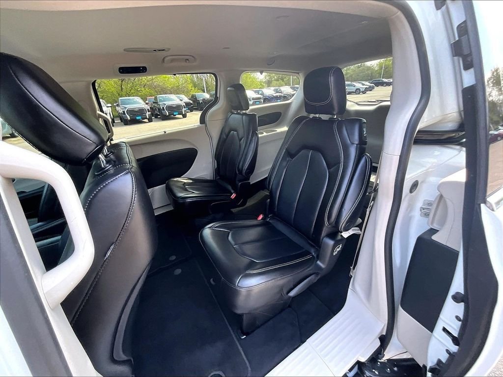 Used 2023 Chrysler Pacifica Touring-L FWD image 15