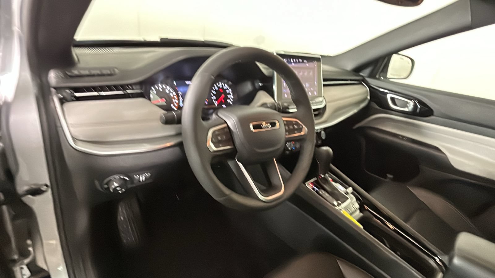 Used 2025 Jeep Compass Limited AWD/4WD image 14