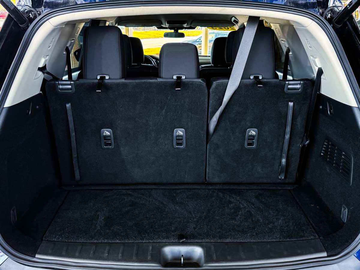 Used 2025 Nissan Pathfinder SV image 31