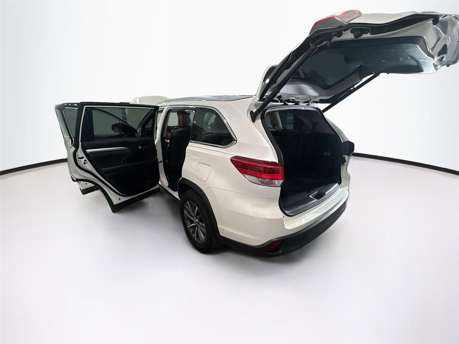 Used 2019 Toyota Highlander XLE image 38