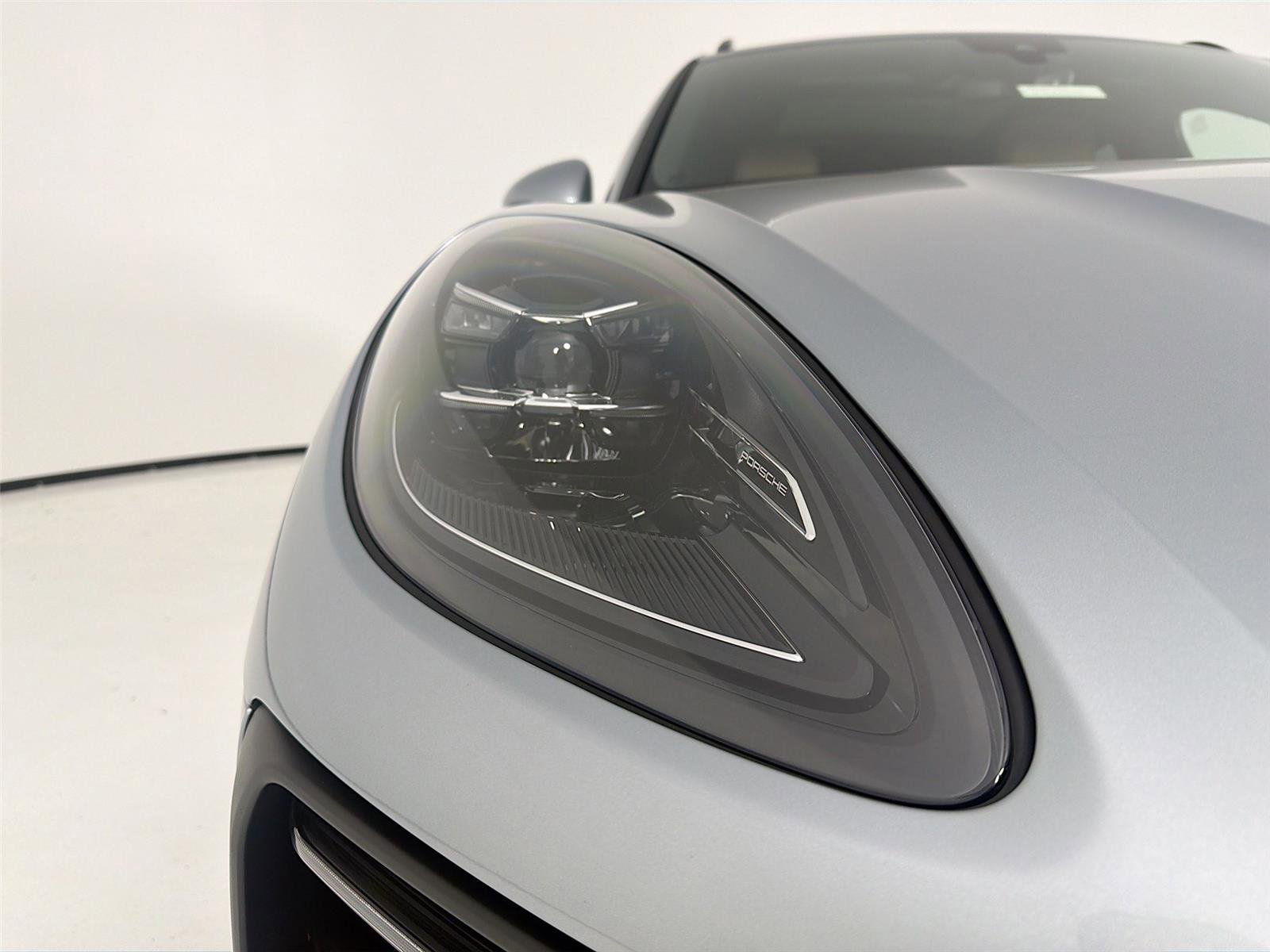 Certified 2025 Porsche Macan image 32