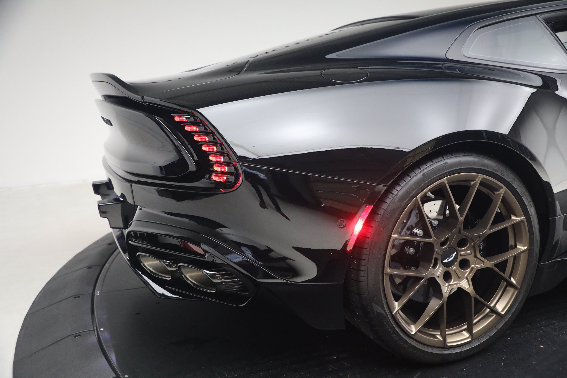 Used 2025 Aston Martin Vanquish RWD image 33