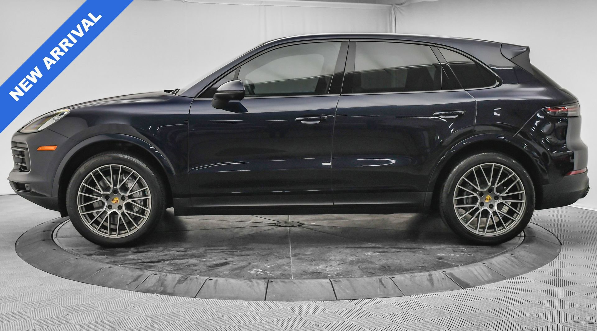 Used 2023 Porsche Cayenne Platinum Edition image 4