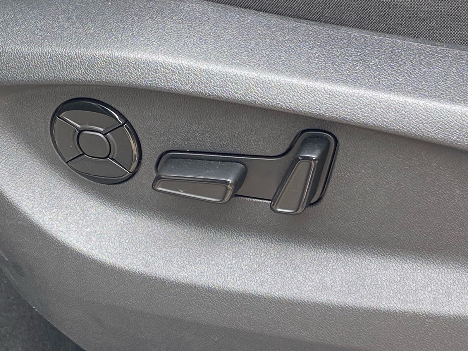 Used 2025 Volkswagen Tiguan SE AWD/4WD image 11