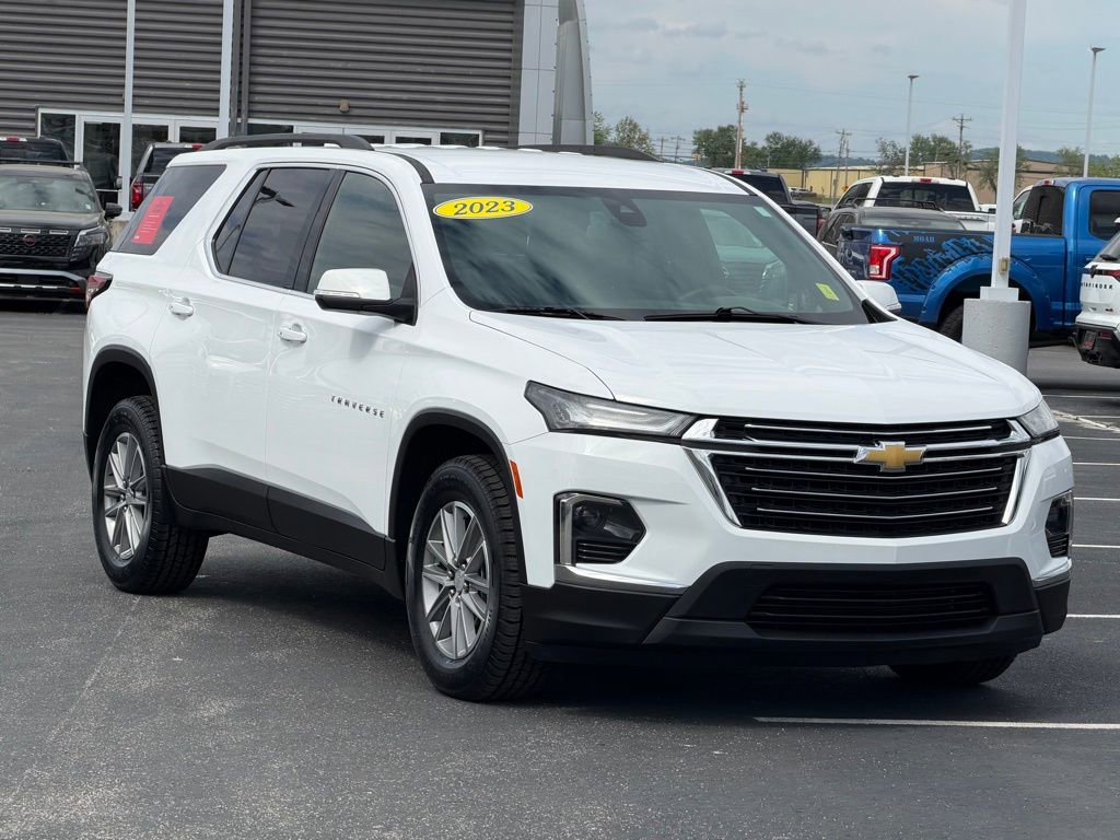 Used 2023 Chevrolet Traverse LT FWD image 2