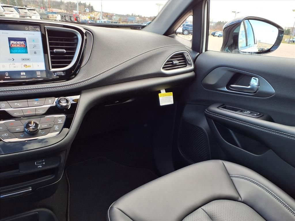 New 2026 Chrysler Pacifica Select w/ S Appearance Package AWD/4WD image 23