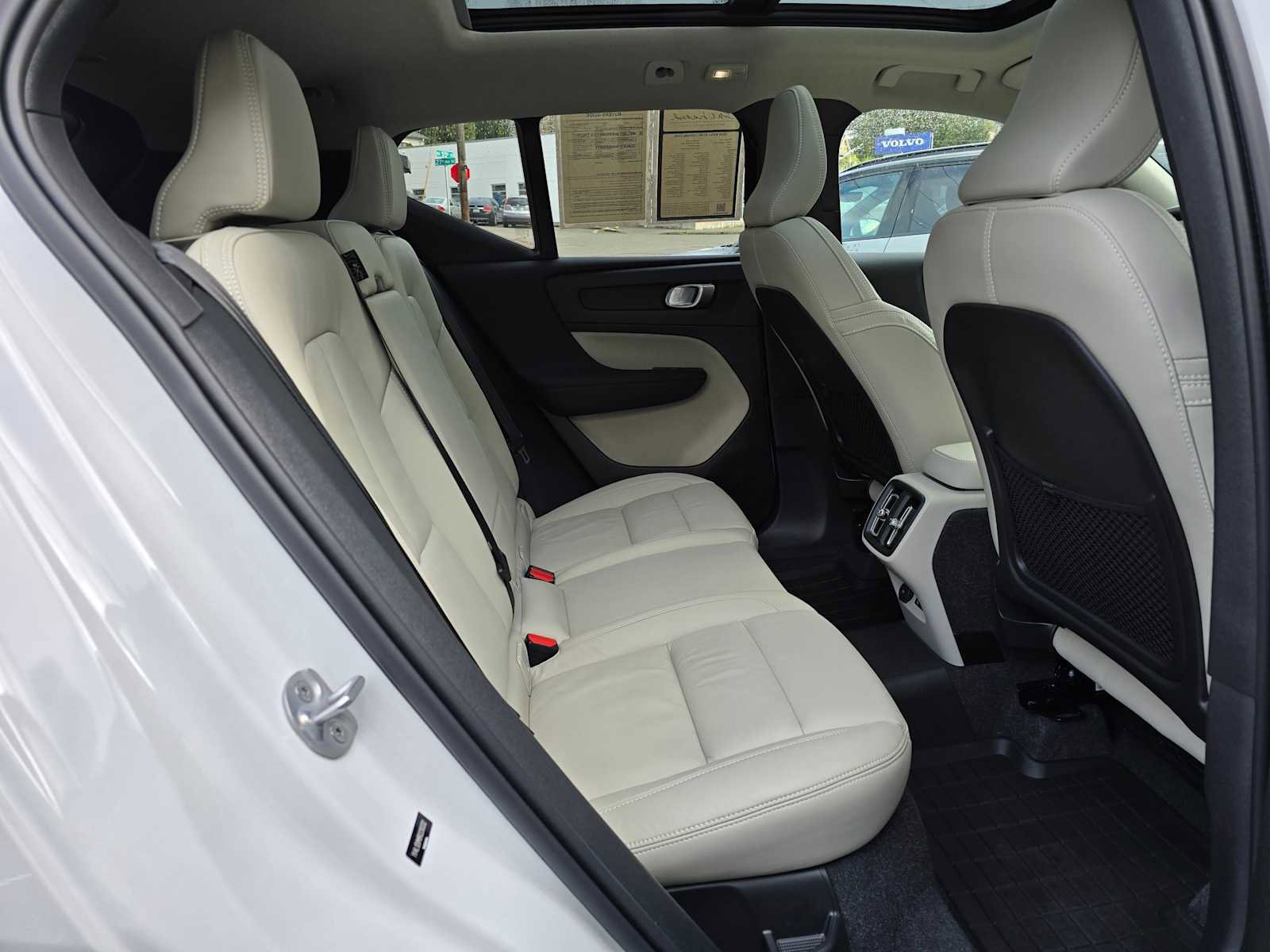 Certified 2024 Volvo XC40 B5 Ultimate w/ Climate Package image 22