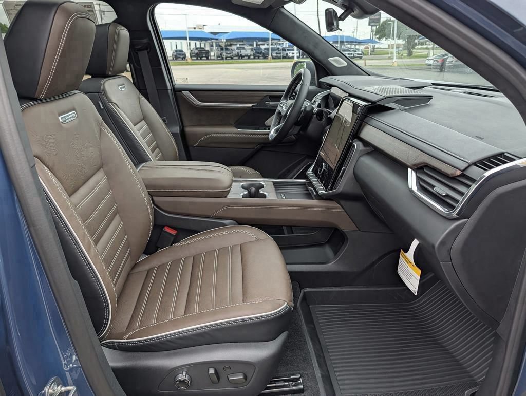 New 2026 GMC Acadia Denali Ultimate w/ LPO, Floor Liner Package AWD/4WD image 43