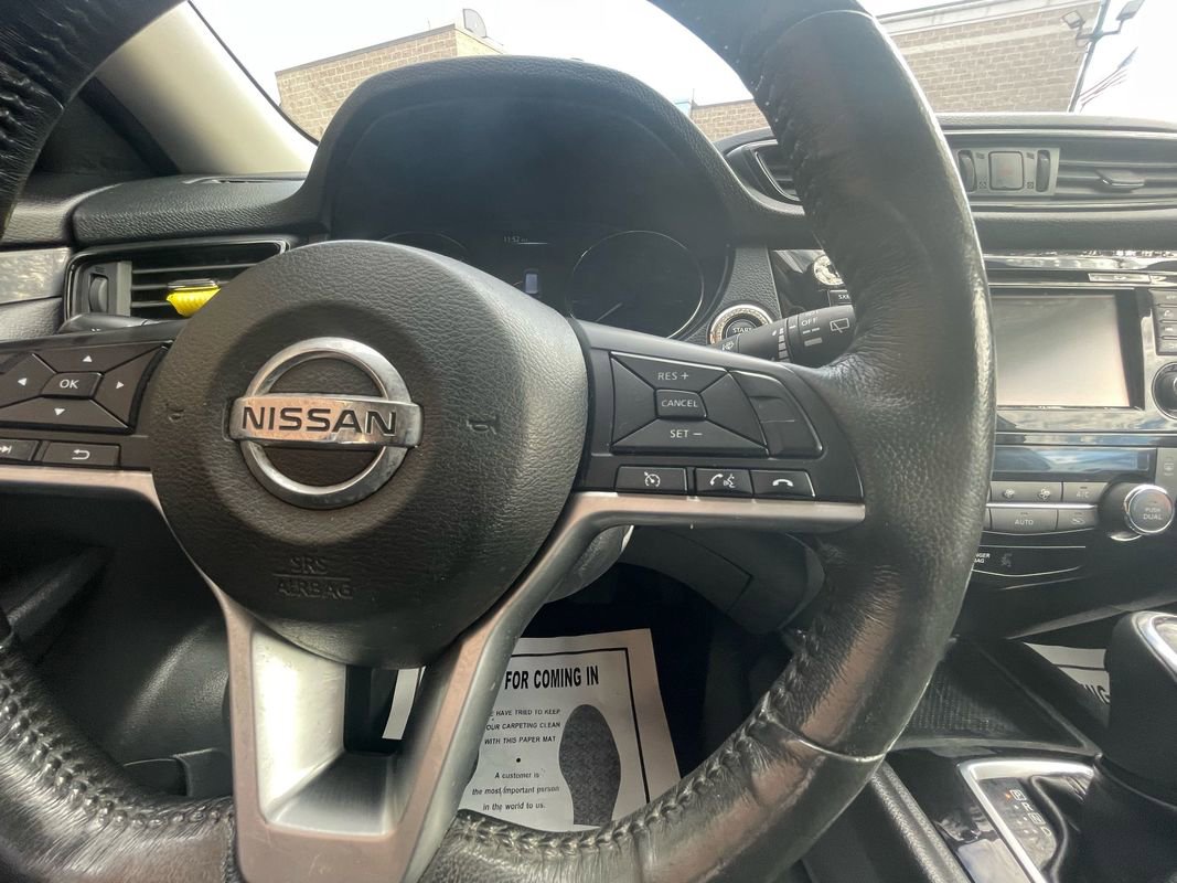 Used 2017 Nissan Rogue SV w/ SV Premium Package image 13