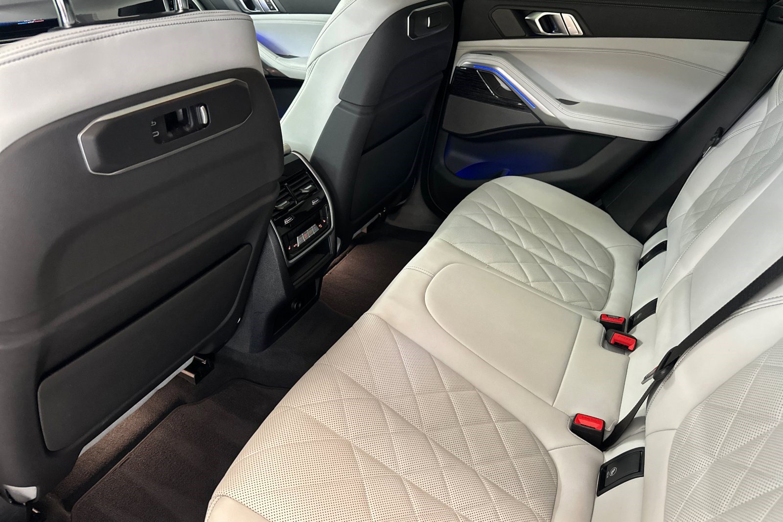 Certified 2024 BMW X6 xDrive40i w/ Premium Package image 28