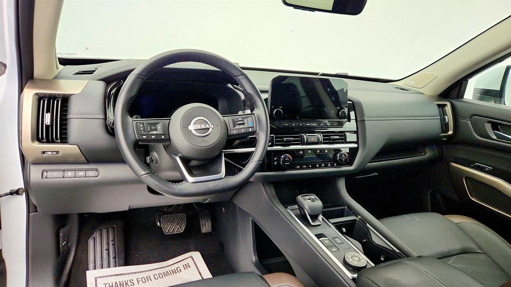 Used 2025 Nissan Pathfinder Platinum image 12