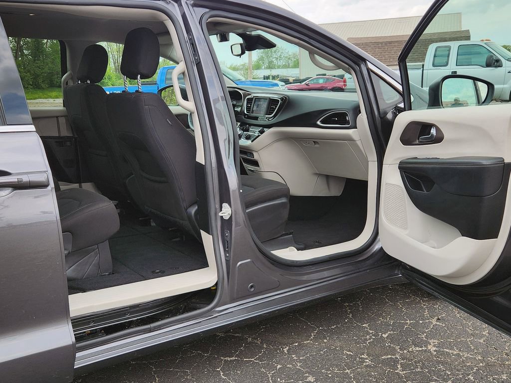 Used 2023 Chrysler Voyager LX FWD image 5
