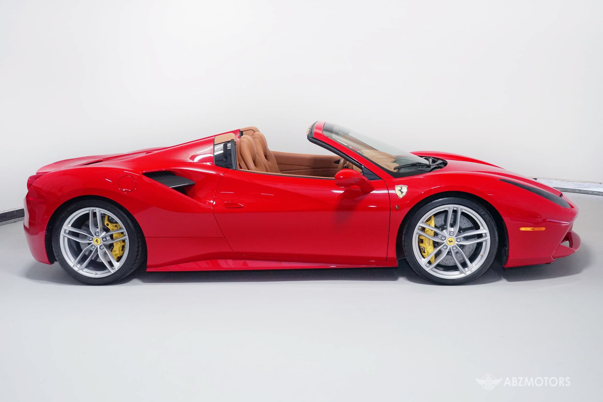 Used 2018 Ferrari 488 Spider RWD image 3
