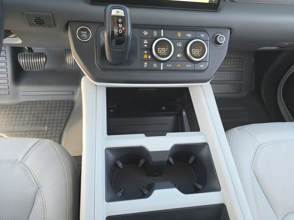 Used 2025 Land Rover Defender 90 X-Dynamic SE image 25
