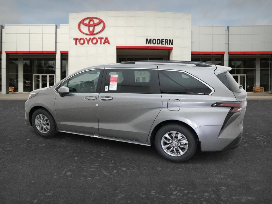 New 2026 Toyota Sienna XLE FWD image 3