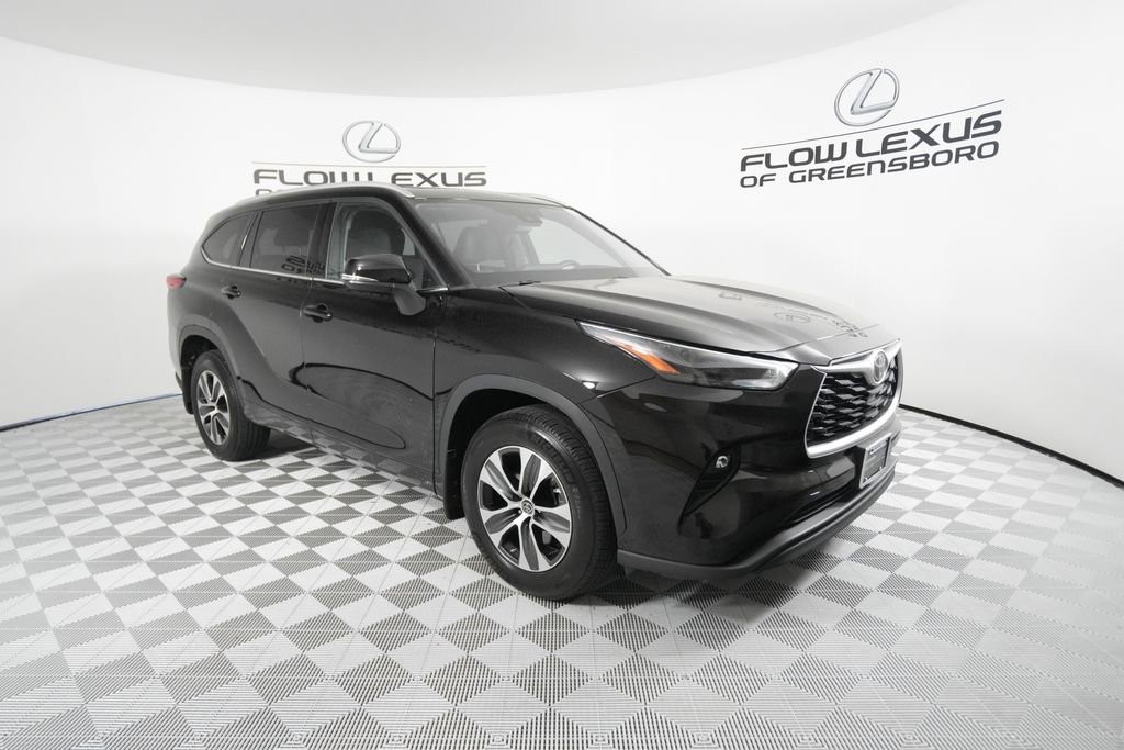 Used 2022 Toyota Highlander XLE AWD/4WD image 3