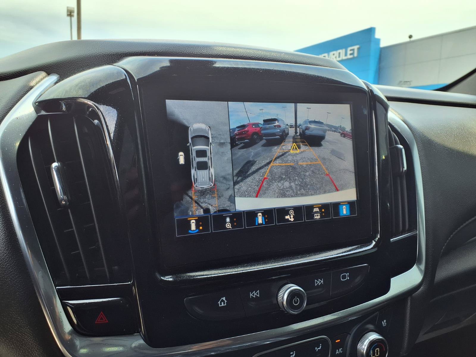 Used 2023 Chevrolet Traverse High Country FWD image 5