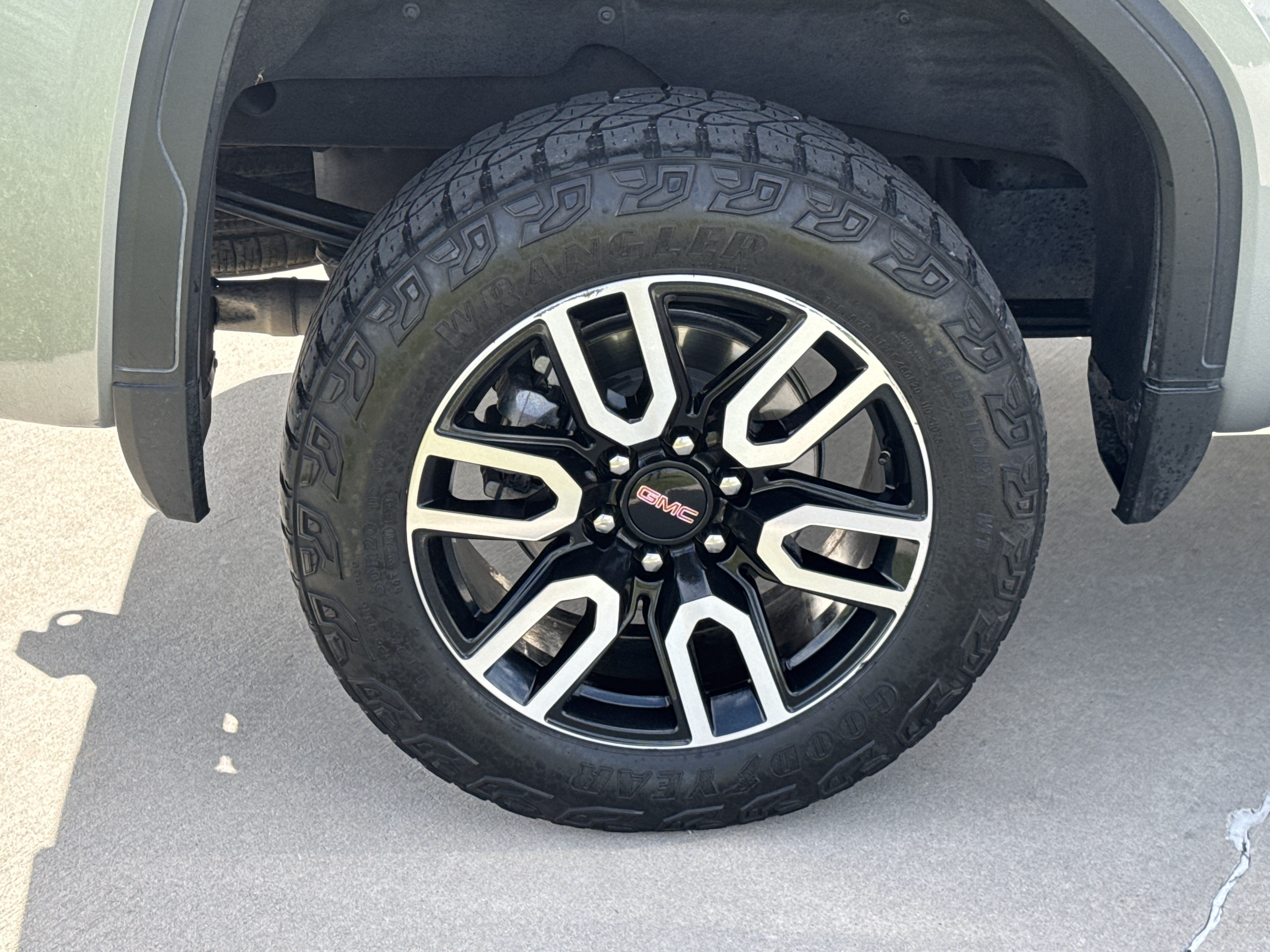 Used 2024 GMC Sierra 1500 AT4 w/ Technology Package AWD/4WD image 17
