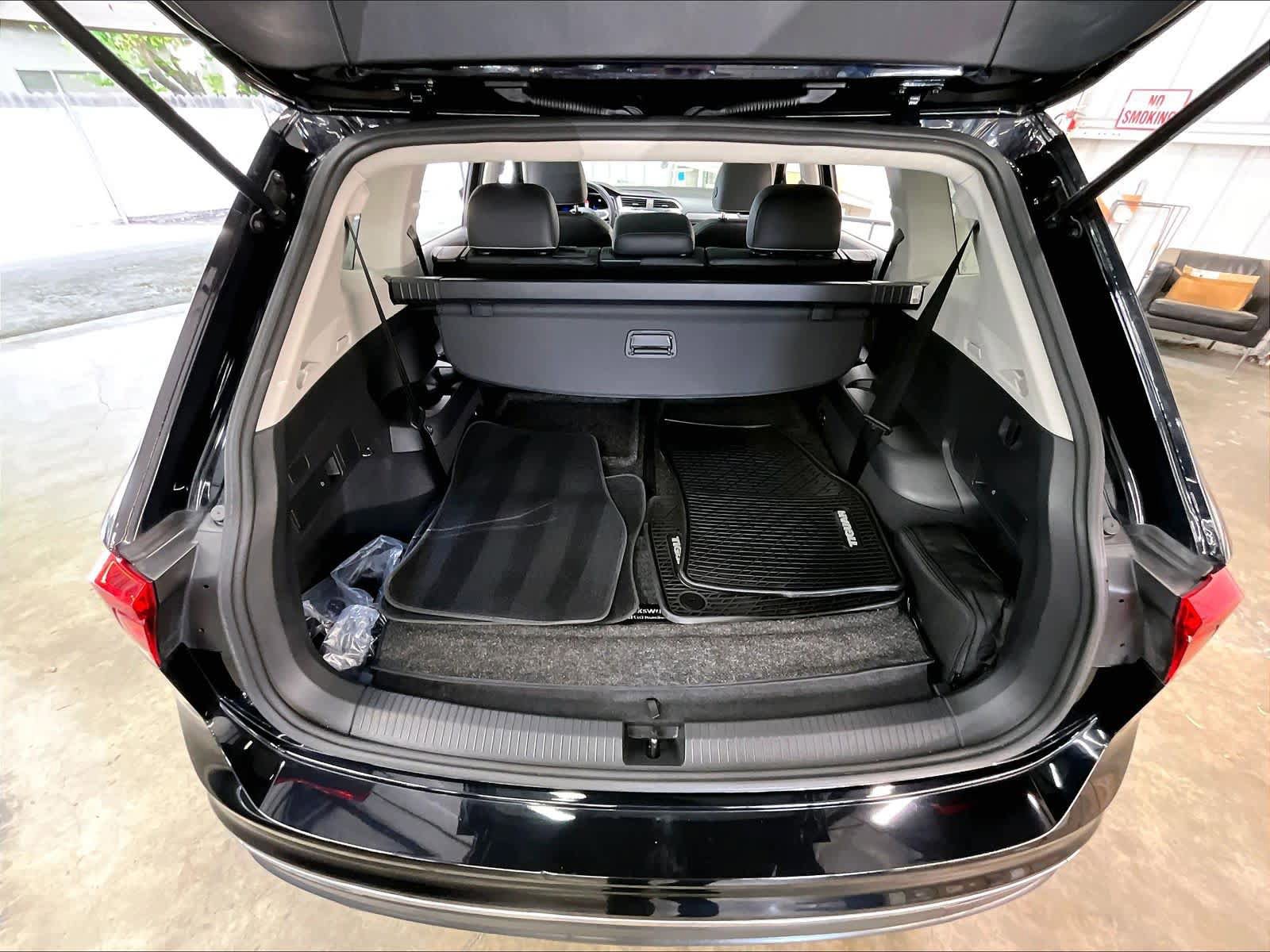 Used 2023 Volkswagen Tiguan SE w/ Panoramic Sunroof Package FWD image 31