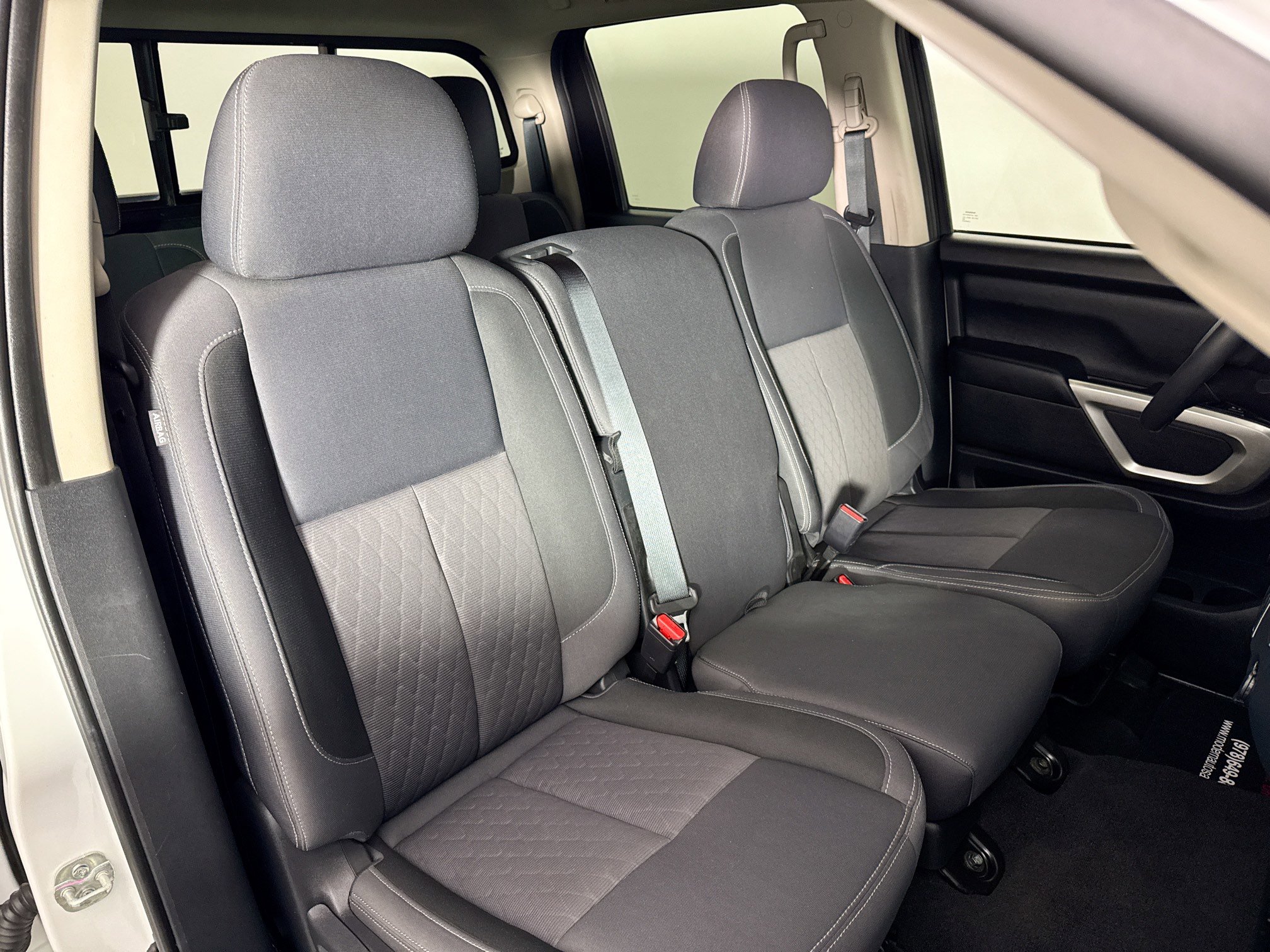 Used 2022 Nissan Titan SV image 29