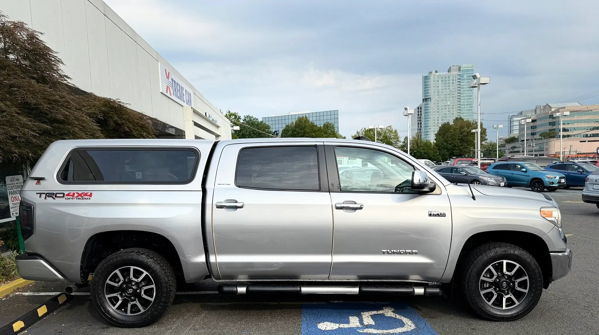 Used 2017 Toyota Tundra Limited w/ Limited Premium Package AWD/4WD image 6