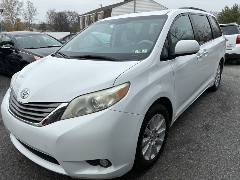Used 2013 Toyota Sienna XLE w/ Entertainment Pkg image 1