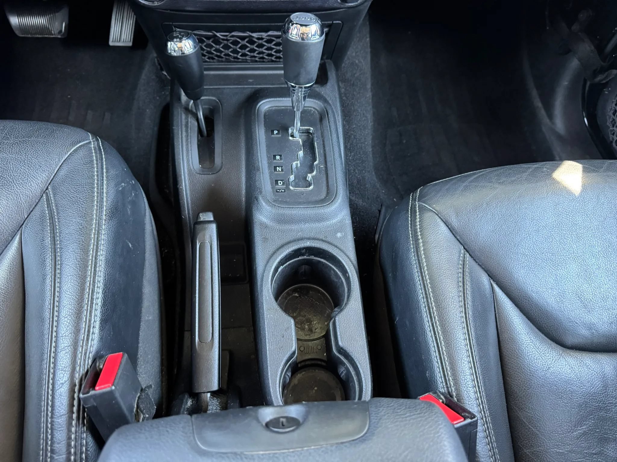 Used 2015 Jeep Wrangler Unlimited Sahara w/ Connectivity Group AWD/4WD image 18