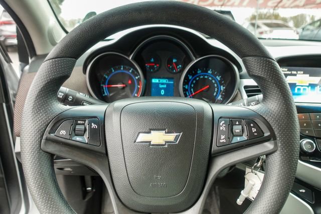 Used 2015 Chevrolet Cruze LT w/ Technology Package image 12
