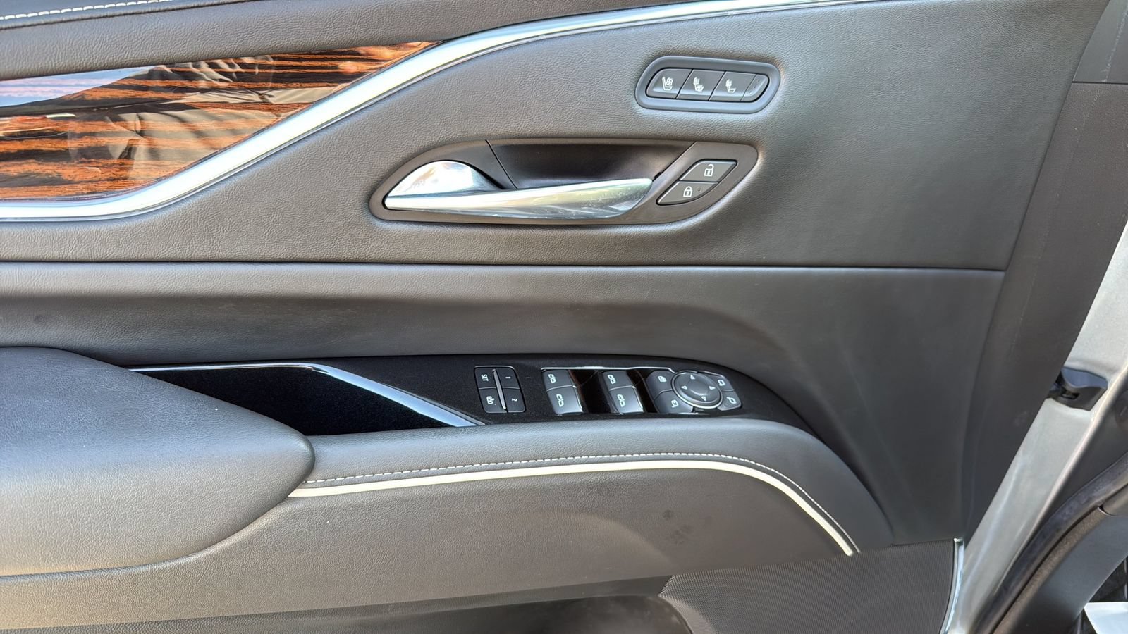 Used 2022 Cadillac Escalade Premium Luxury w/ Performance Package AWD/4WD image 9