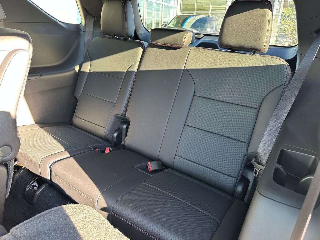 Used 2025 Chevrolet Traverse RS image 17