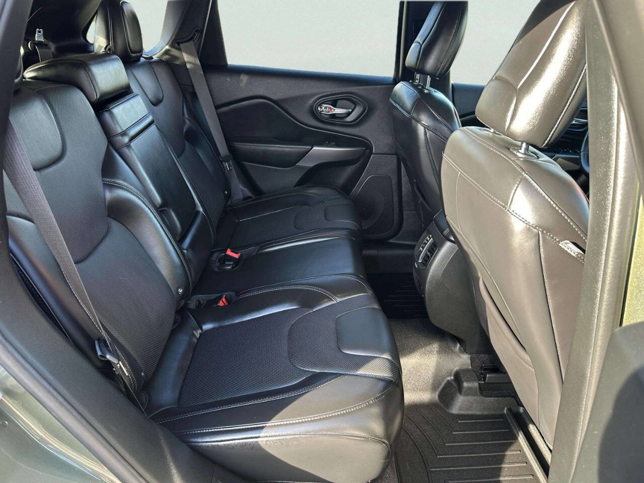 Used 2019 Jeep Cherokee Limited image 12