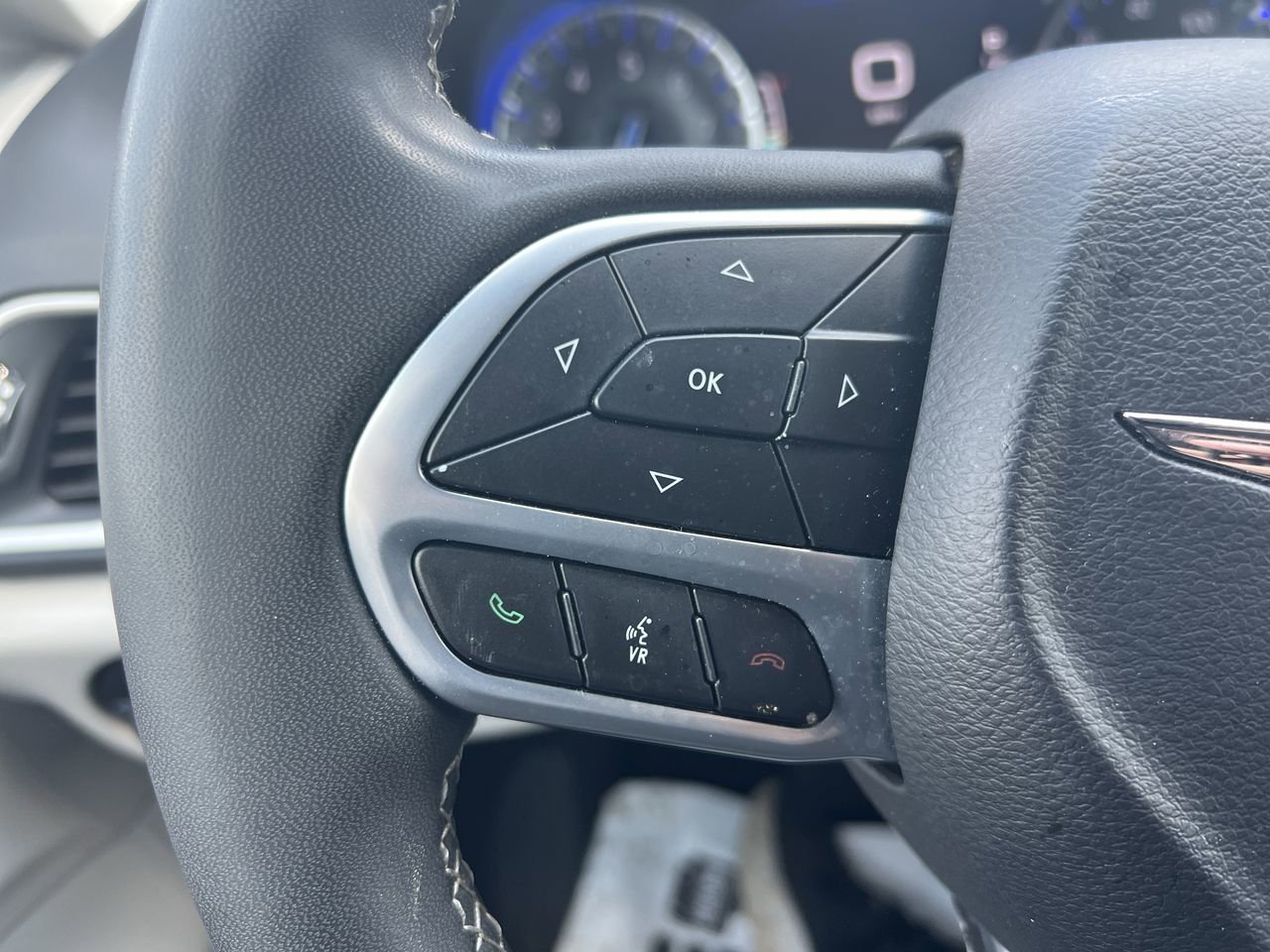 Used 2023 Chrysler Pacifica Touring-L FWD image 19