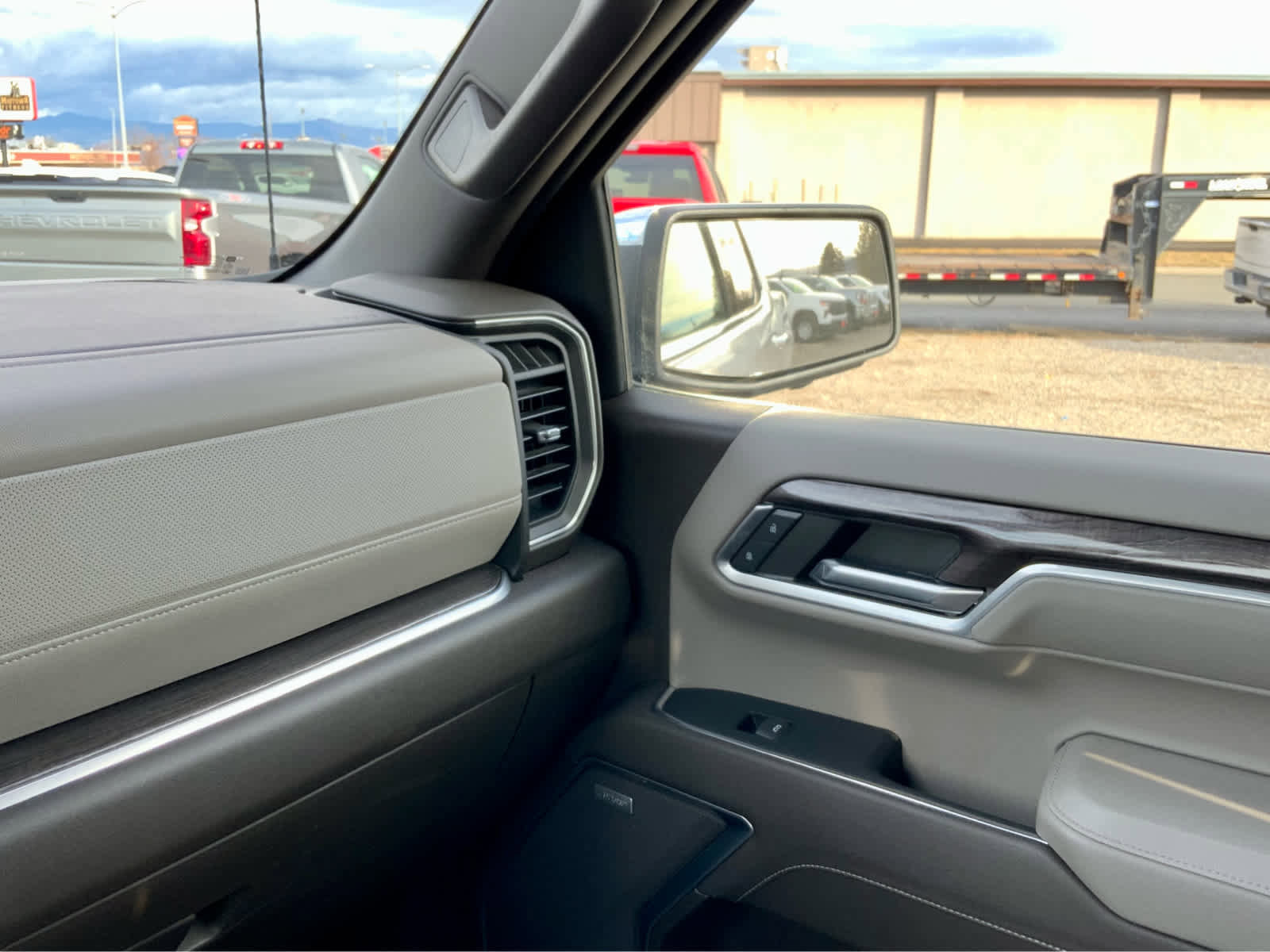 Used 2022 Chevrolet Silverado 1500 LTZ w/ LTZ Premium Package image 44