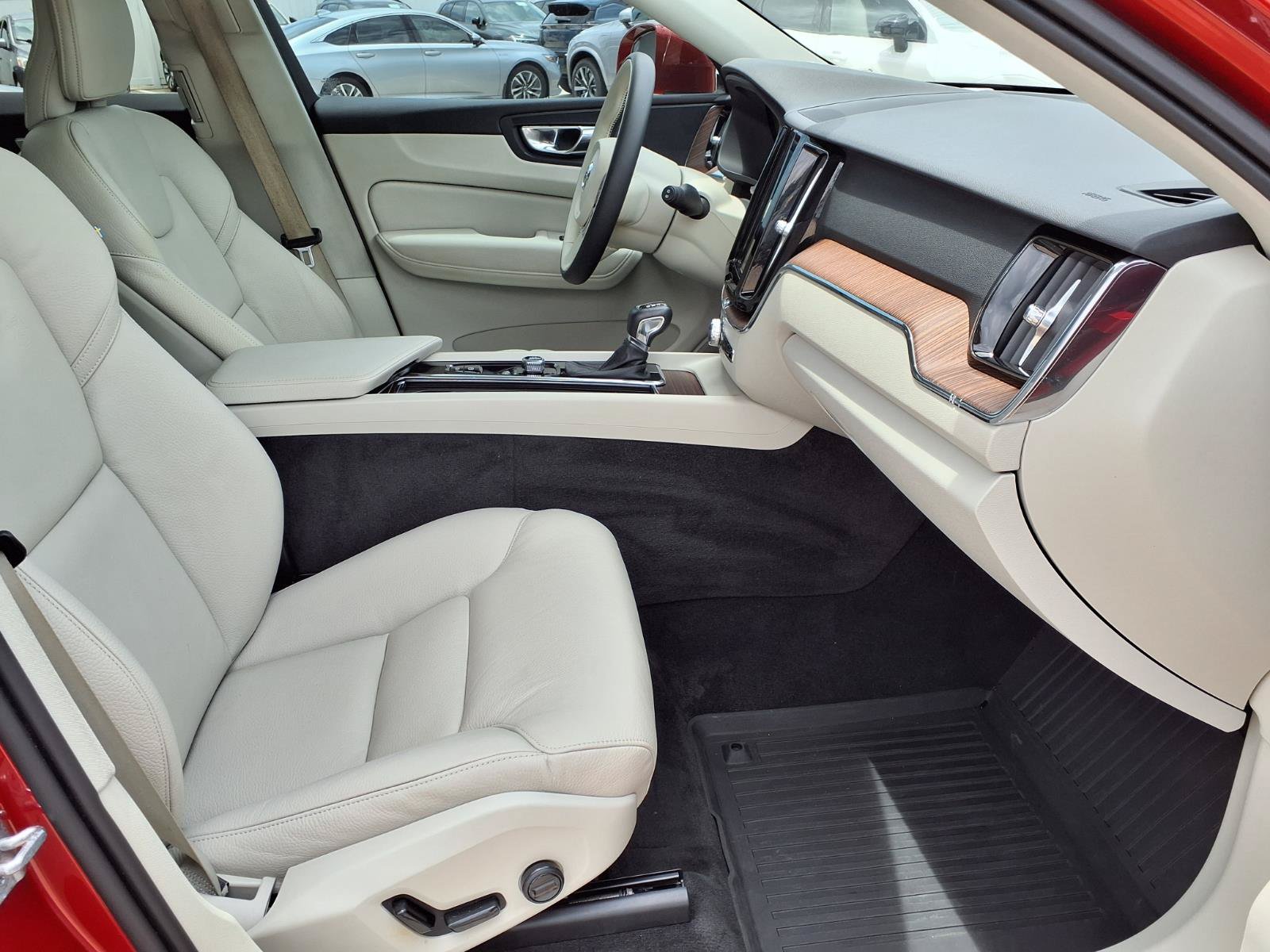 Used 2021 Volvo XC60 T5 Momentum w/ Premium Package FWD image 11