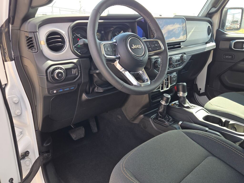 Used 2025 Jeep Wrangler Unlimited Sahara w/ Safety Group image 19