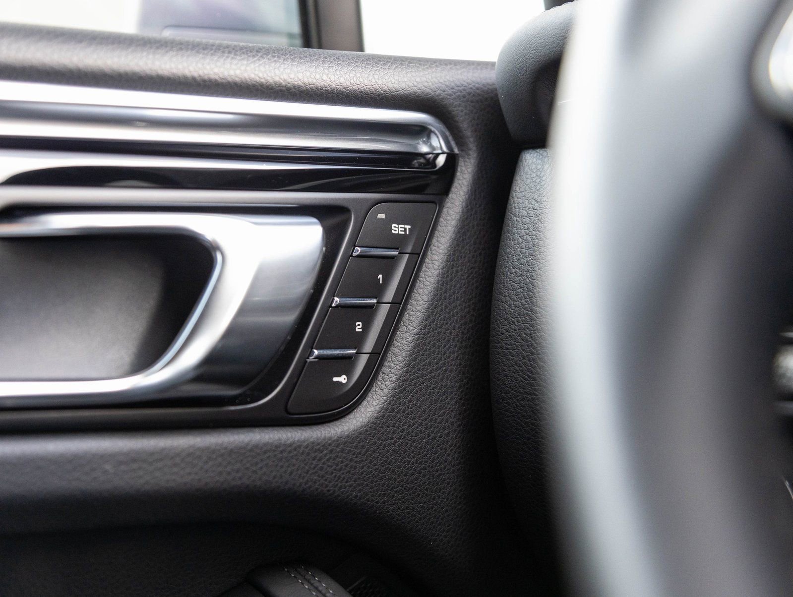 Certified 2025 Porsche Macan image 18