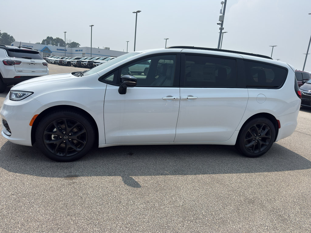 New 2026 Chrysler Pacifica Select w/ S Appearance Package FWD image 6