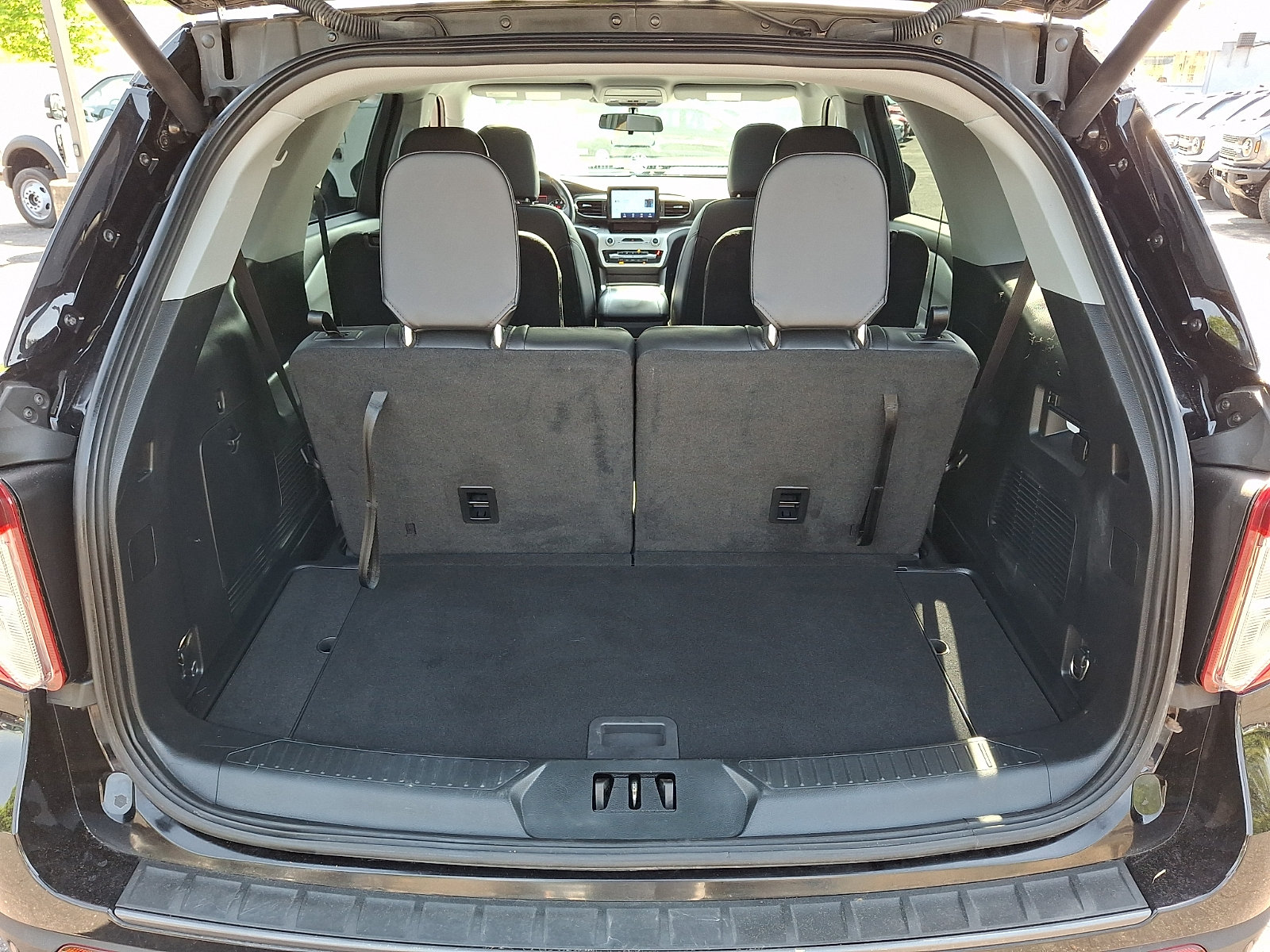 Used 2022 Ford Explorer XLT w/ Equipment Group 202A AWD/4WD image 32