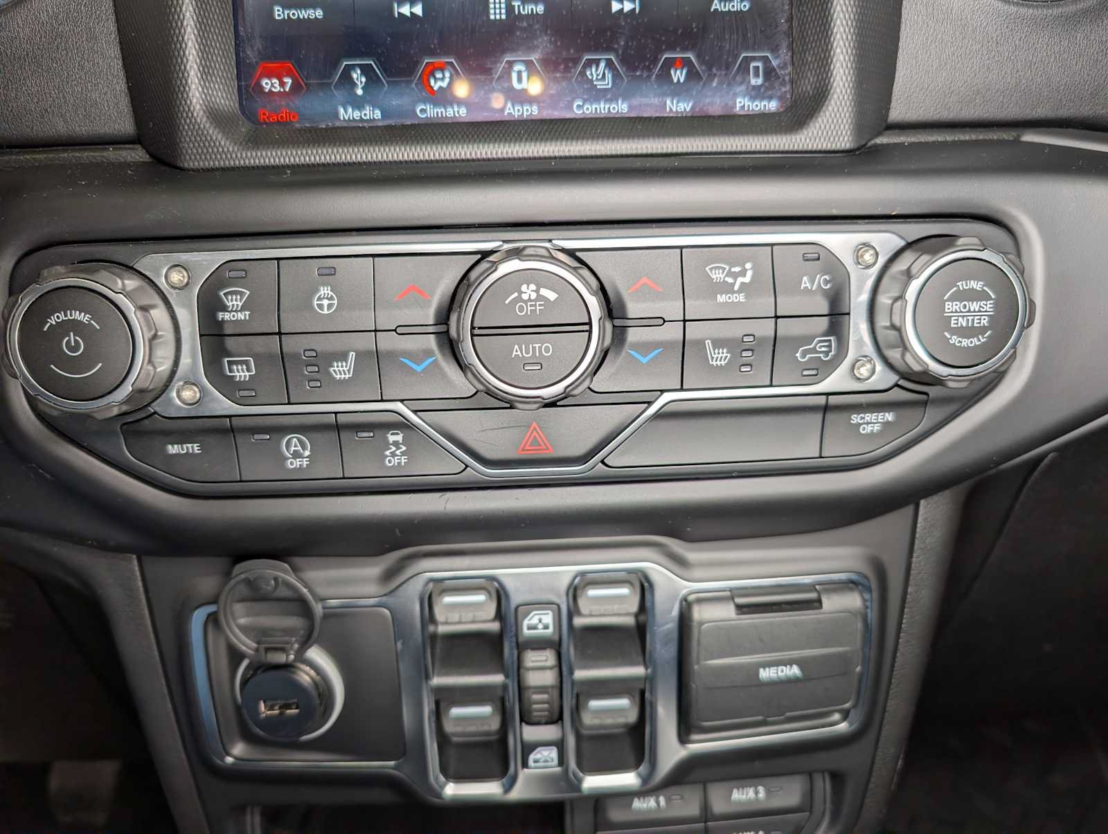 Used 2019 Jeep Wrangler Unlimited Sahara AWD/4WD image 38