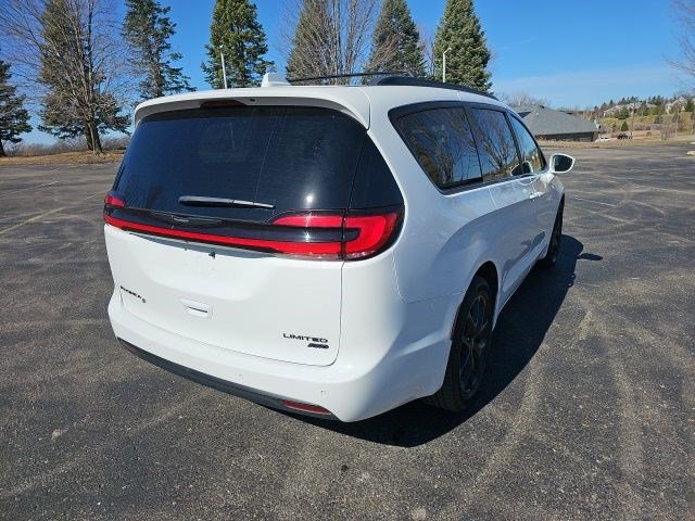 Used 2021 Chrysler Pacifica Limited w/ Uconnect Theater Family Group image 6