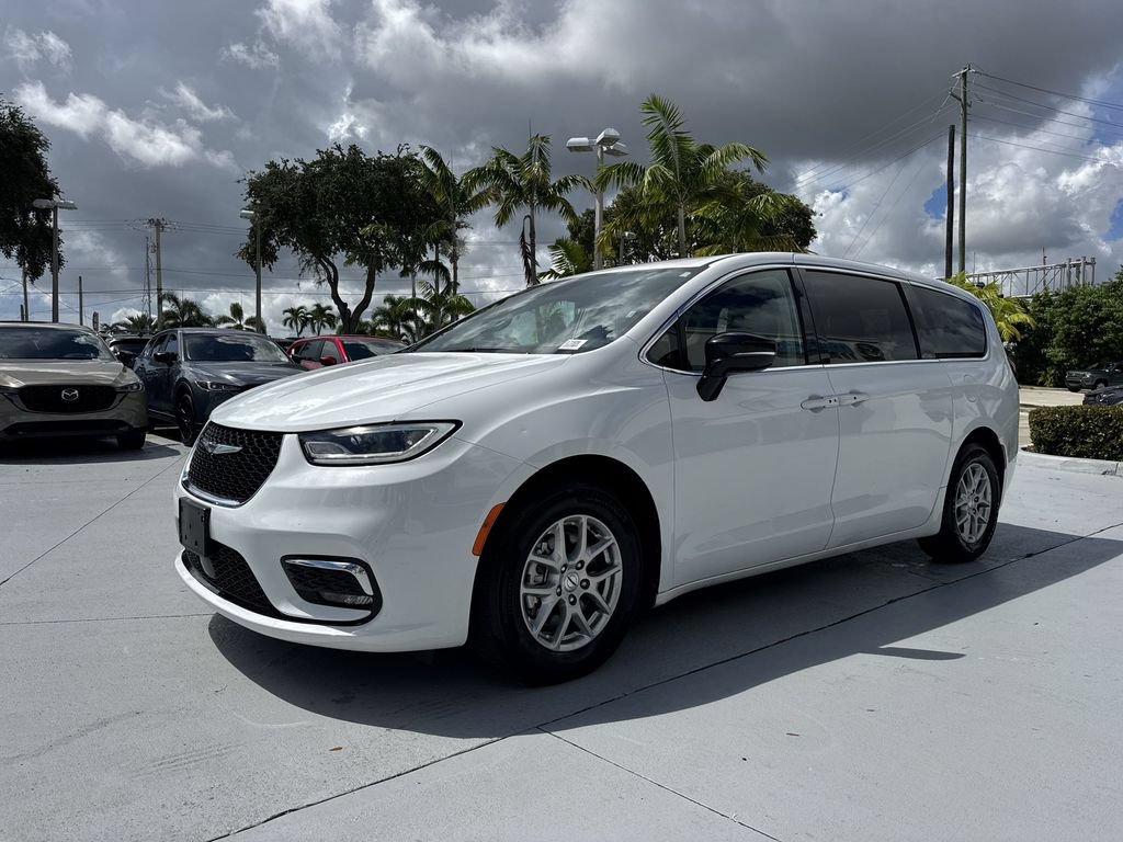 Used 2024 Chrysler Pacifica Touring-L FWD image 28