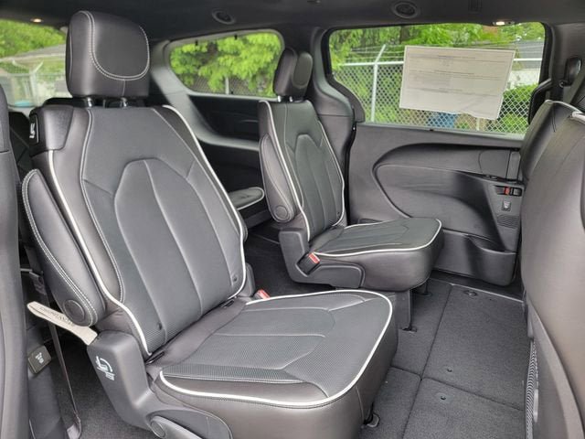 New 2027 Chrysler Pacifica Limited AWD/4WD image 23
